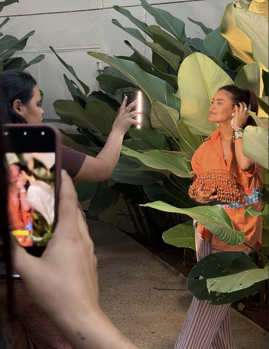 Bastidores de uma captação de moda com celular e iluminação