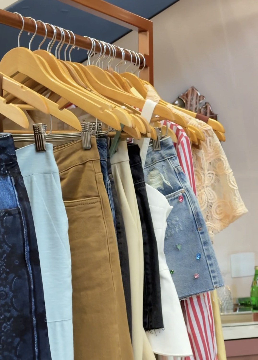 Detalhes de peças de roupa organizadas em uma arara