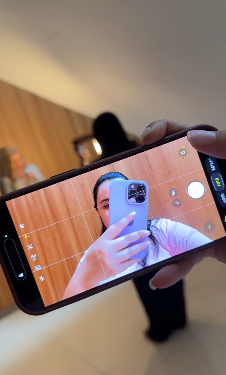 Celular enquadrando uma pessoa durante uma gravação de conteúdo