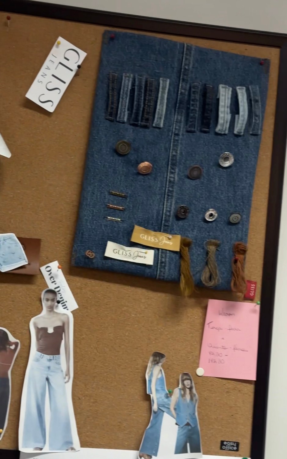Painel com referências de moda, tecidos jeans e aviamentos