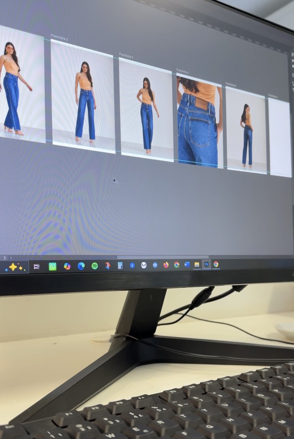 Monitor com fotografias de produtos jeans organizadas para o e-commerce